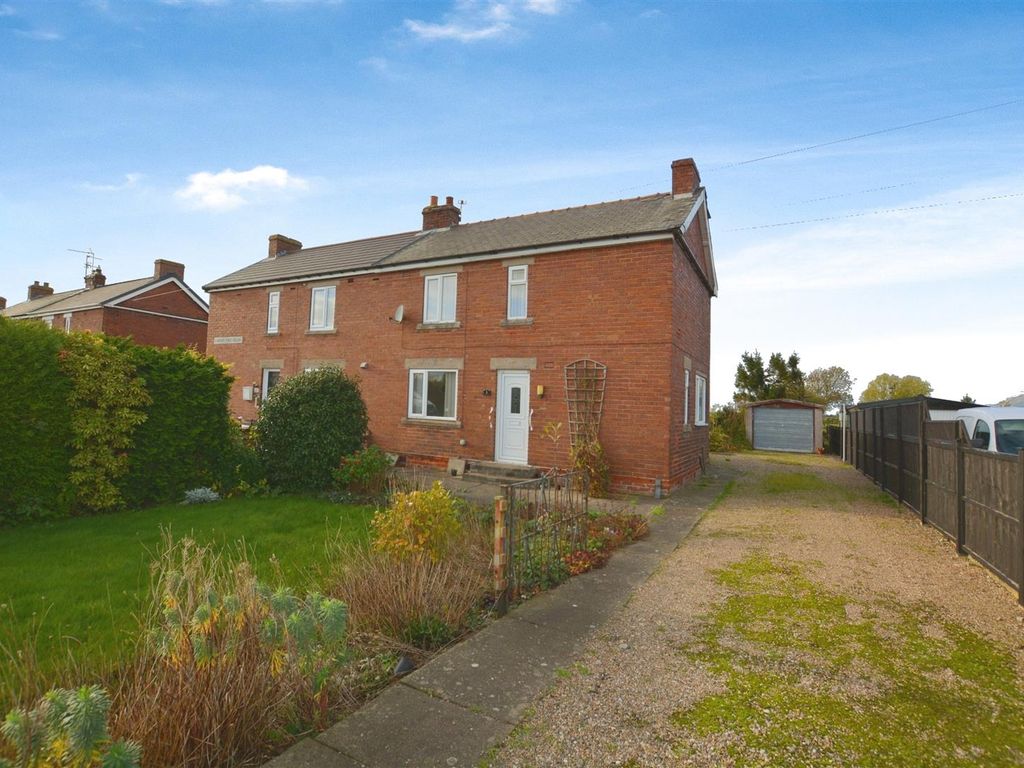 3 bed semidetached house for sale in Crowle Road, Eastoft, Scunthorpe