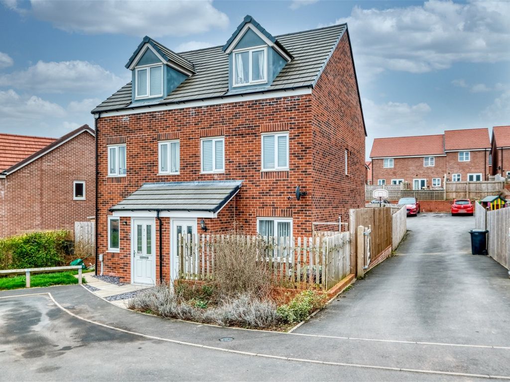 3 bed semidetached house for sale in Laceby Close, Brockhill, Redditch