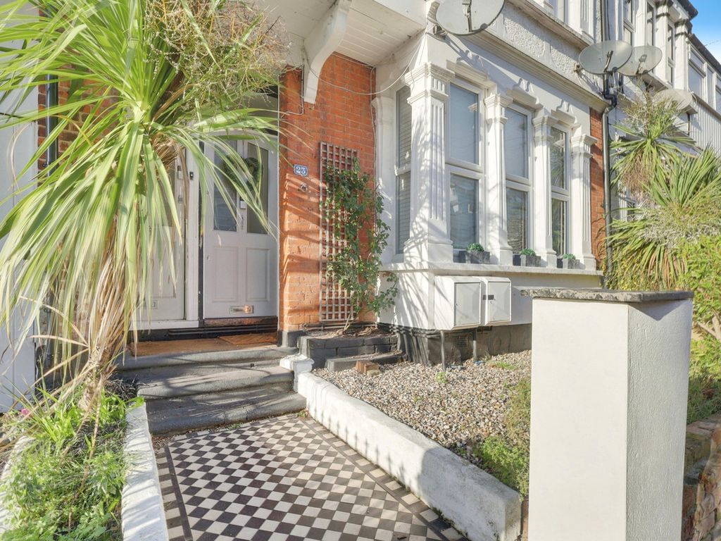 2 bed flat for sale in Leighton Avenue, LeighOnSea SS9, £315,000 Zoopla