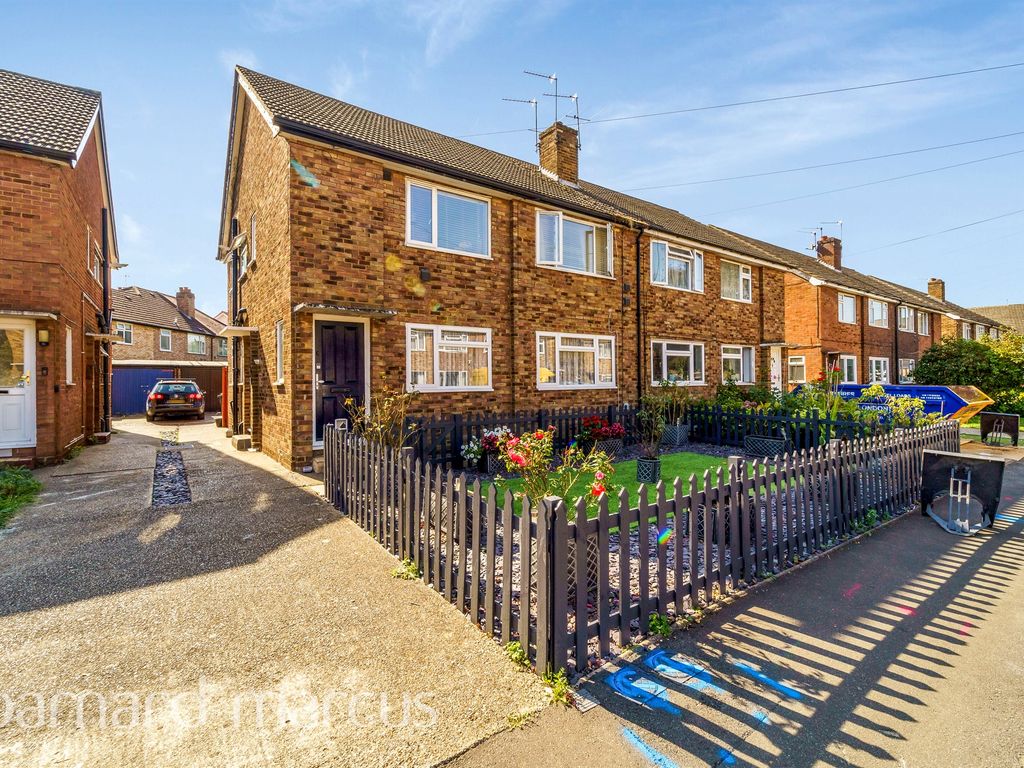 2 bed flat for sale in Field Road, Feltham TW14, £265,000 Zoopla