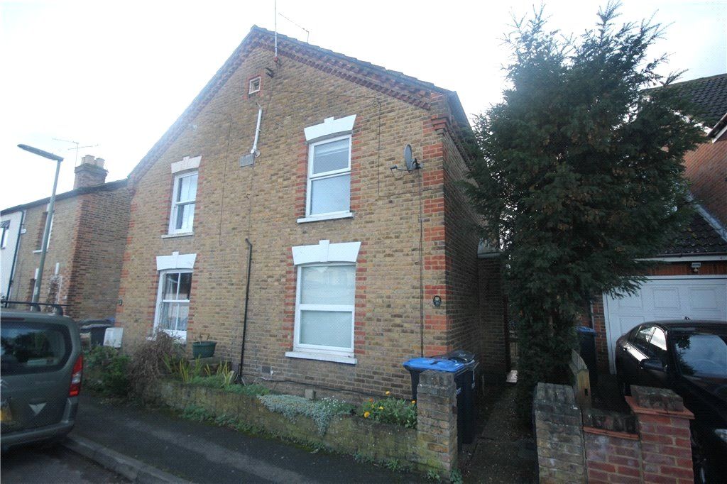 Room to rent in Kings Road, Egham, Surrey TW20, £800 pcm Zoopla