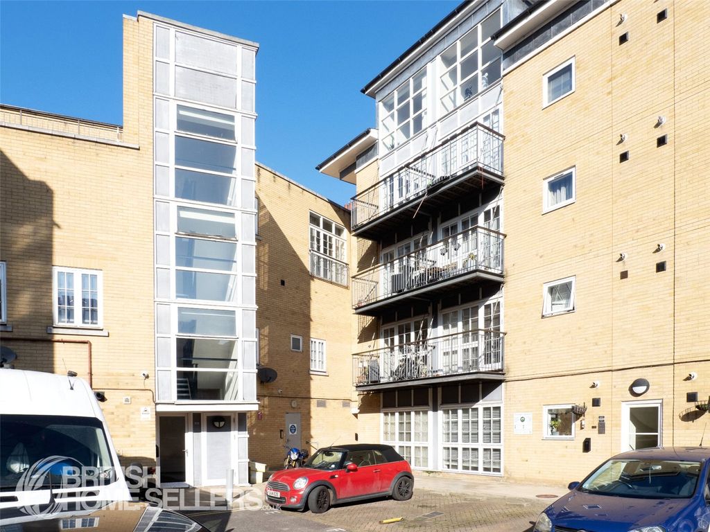 2 bed flat for sale in High Street, Romford RM1 Zoopla