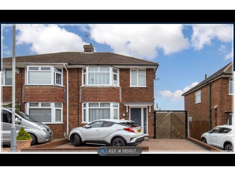 3 bed semidetached house to rent in Silecroft Road, Luton LU2, £1,850