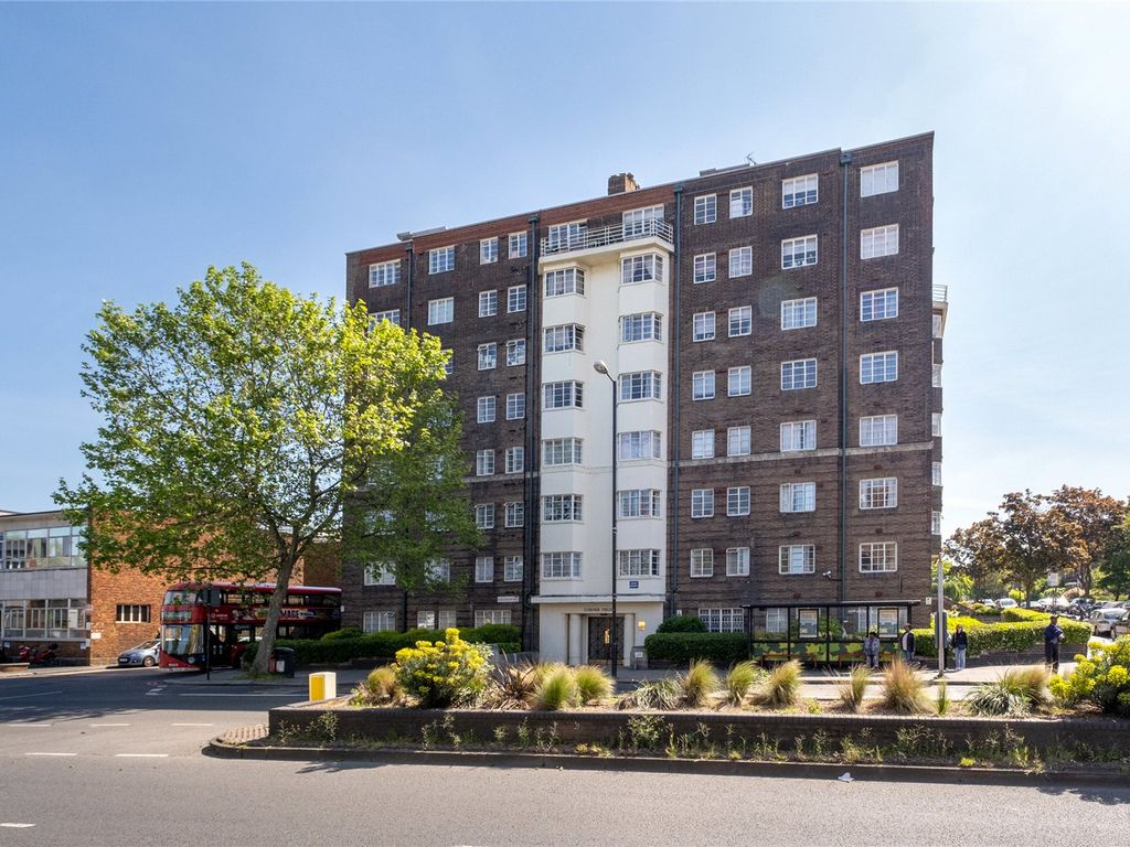 2 bed flat to rent in Corner Fielde, Streatham Hill, London SW2, £1,500