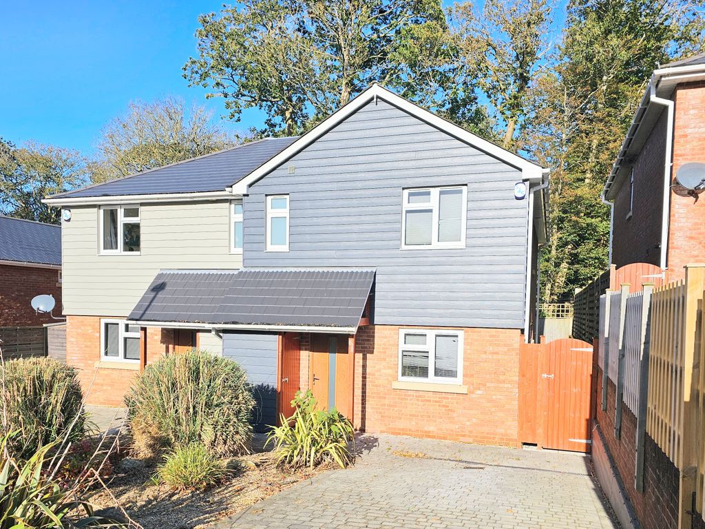 3 bed semidetached house to rent in Manning Avenue, Highcliffe On Sea