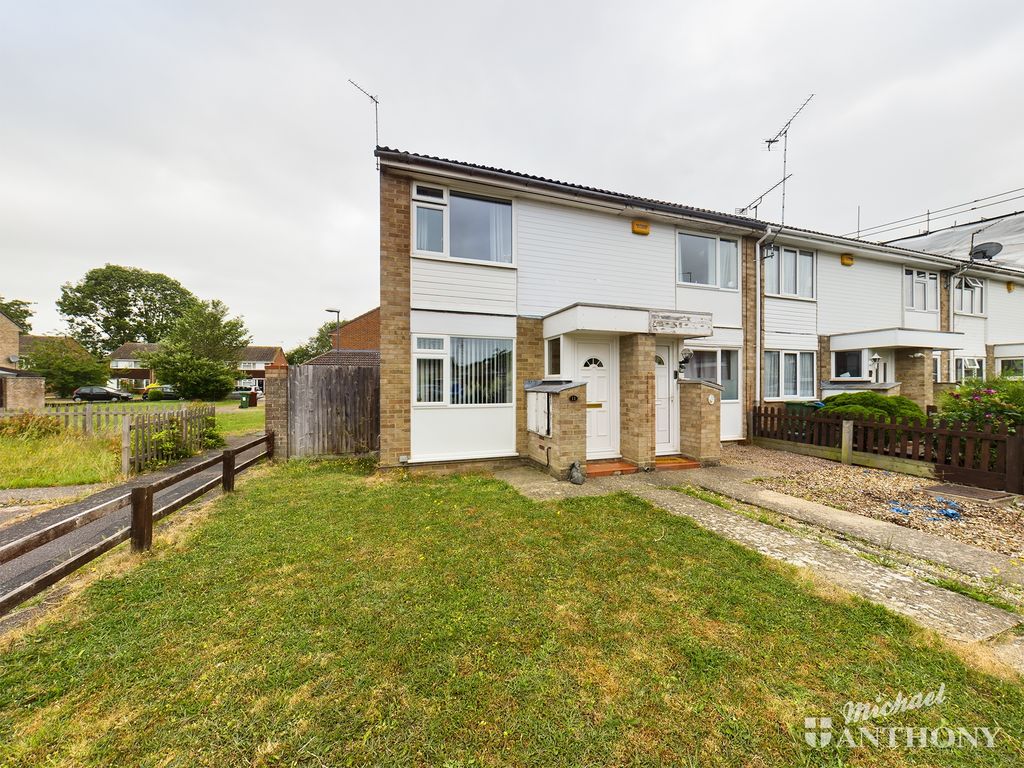 2 bed end terrace house to rent in Hillington Close, Aylesbury