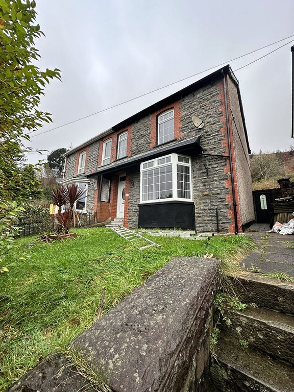 4 bed semidetached house to rent in St. Stephens Avenue, Pentre