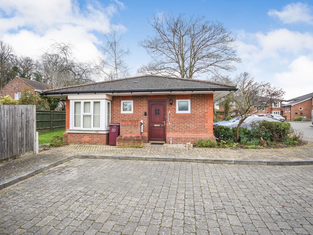 2 bed bungalow for sale in Shilling Close, Tilehurst, Reading RG30, £