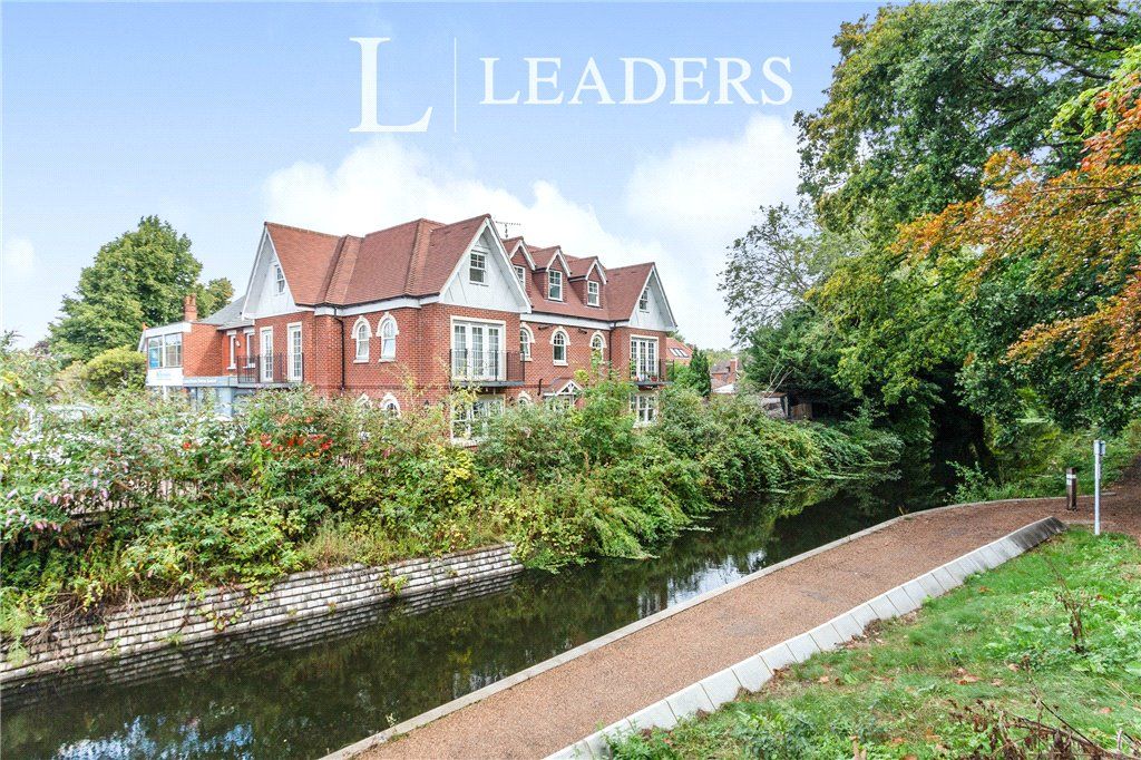 2 bed flat for sale in Bridge House, Chobham Road, Woking GU21, £