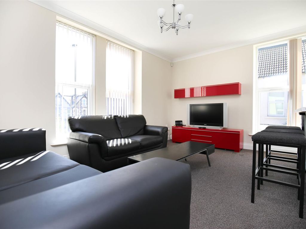 5 bed flat to rent in Hoults Estate, Walker Road, Newcastle Upon Tyne