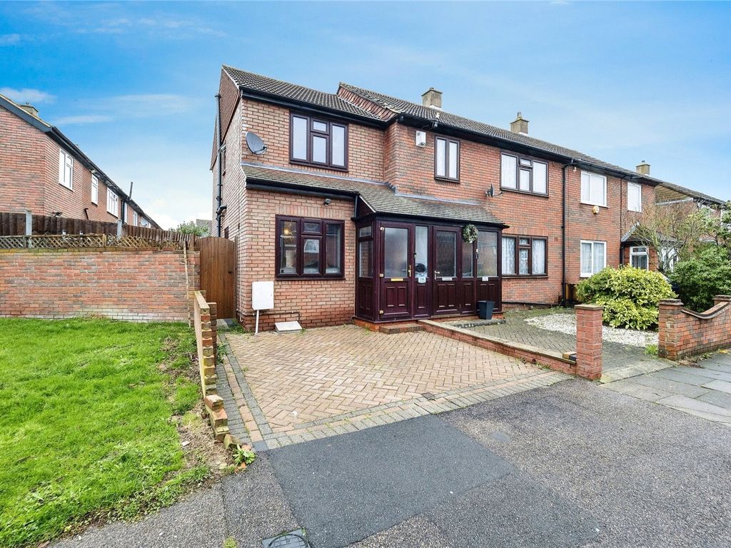 2 bed end terrace house for sale in Hart Crescent, Chigwell IG7, £
