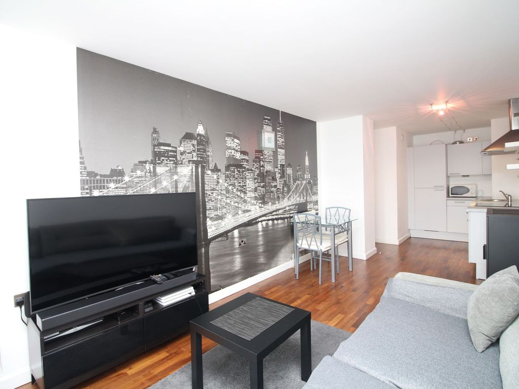 1 bed flat to rent in Longfield Centre, Prestwich M25, £900 pcm Zoopla