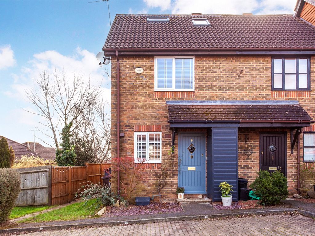 3 bed end terrace house for sale in Coleridge Close, Twyford, Reading