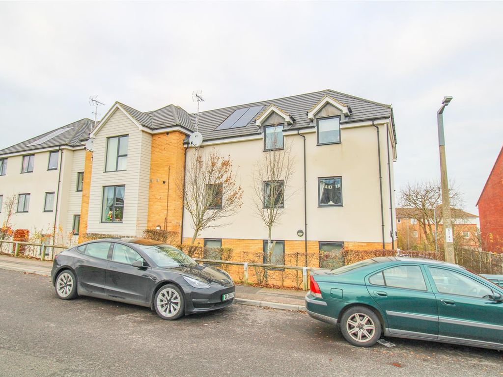 2 bed flat for sale in Willow Close, Harlow CM18, £225,000 Zoopla