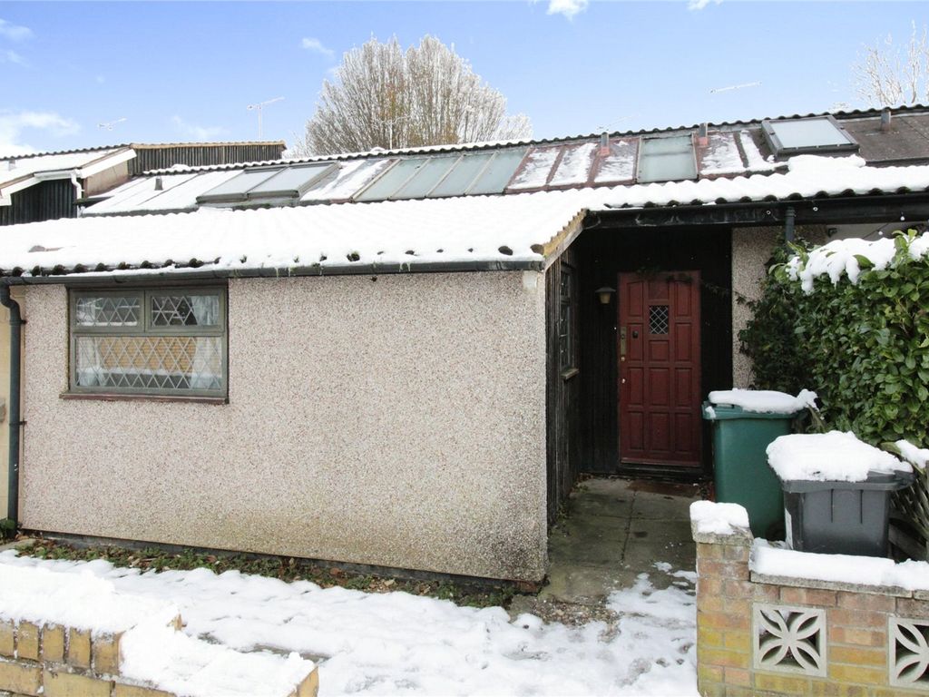 3 bed terraced house to rent in Longwick, Langdon Hills, Basildon SS16