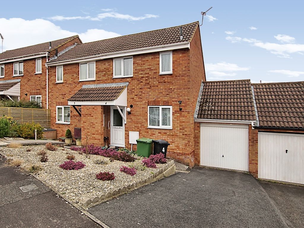 1 bed semidetached house for sale in Kingsleigh Court, Kingswood