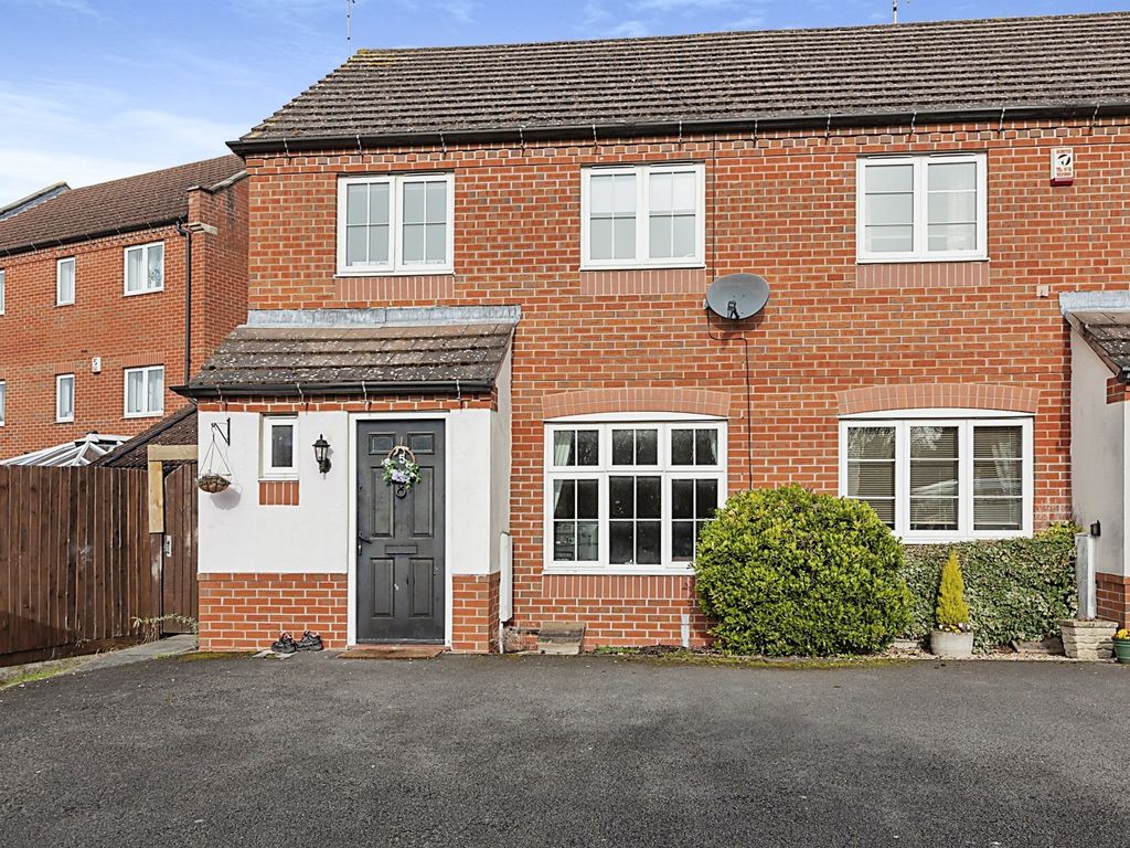 3 bed town house for sale in Chaplin Close, Sileby, Loughborough LE12