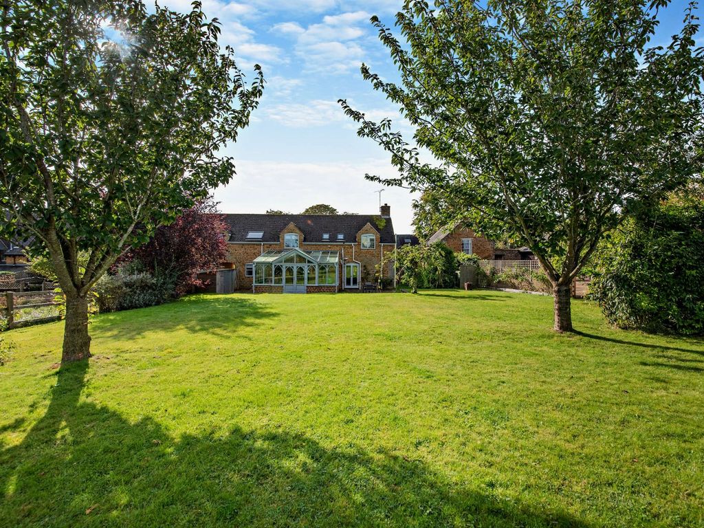 4 bed barn conversion for sale in Hanwell, Banbury, Oxfordshire OX17, £