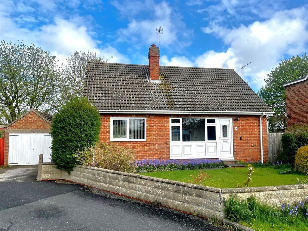3 bed detached bungalow for sale in College Gardens, Hornsea HU18, £
