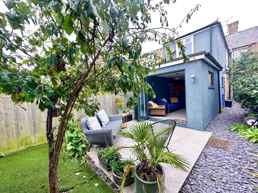 2 bed flat to rent in Gladstone Road, Whitstable CT5, £1,200 pcm Zoopla