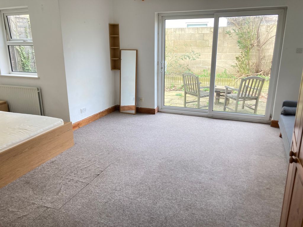 Room to rent in Very Near Hessel Road Area, Ealing Northfields W13 Zoopla