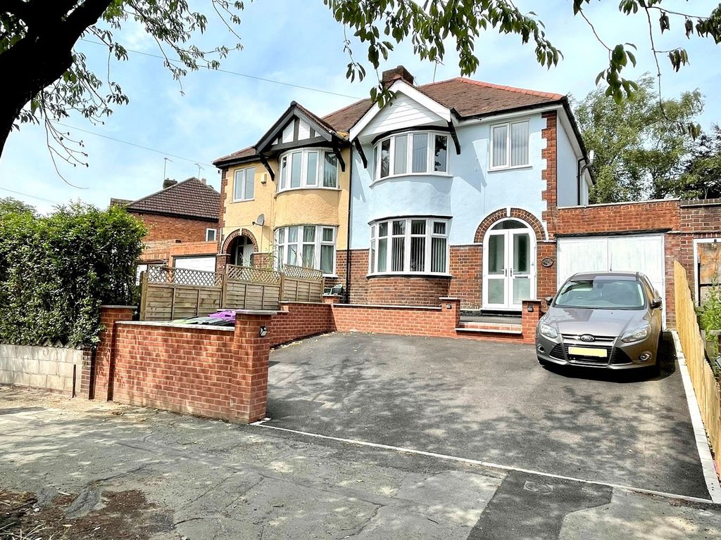 3 bed semidetached house for sale in Cannock Road, Fallings Park