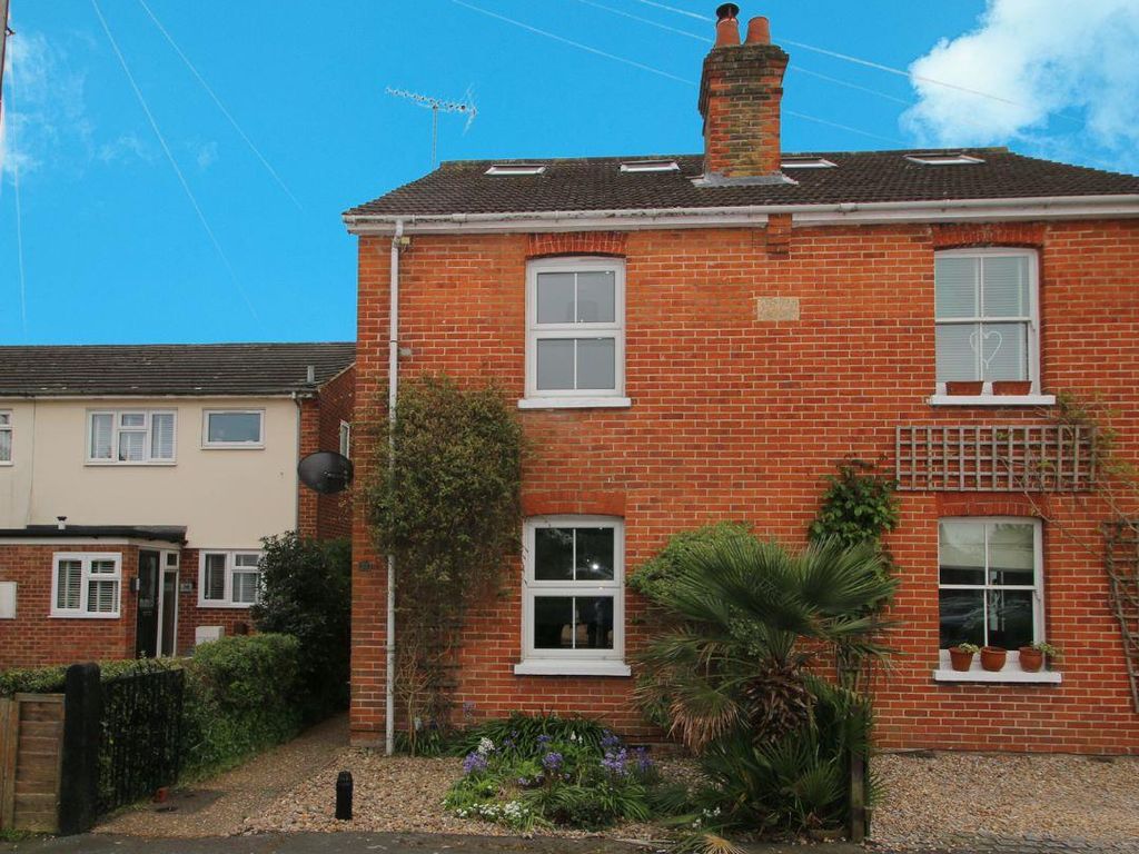 4 bed semidetached house for sale in Queens Road, Knaphill, Woking