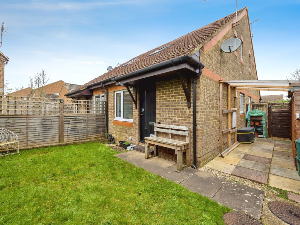 1 bed semidetached house for sale in Colburn Crescent, Guildford