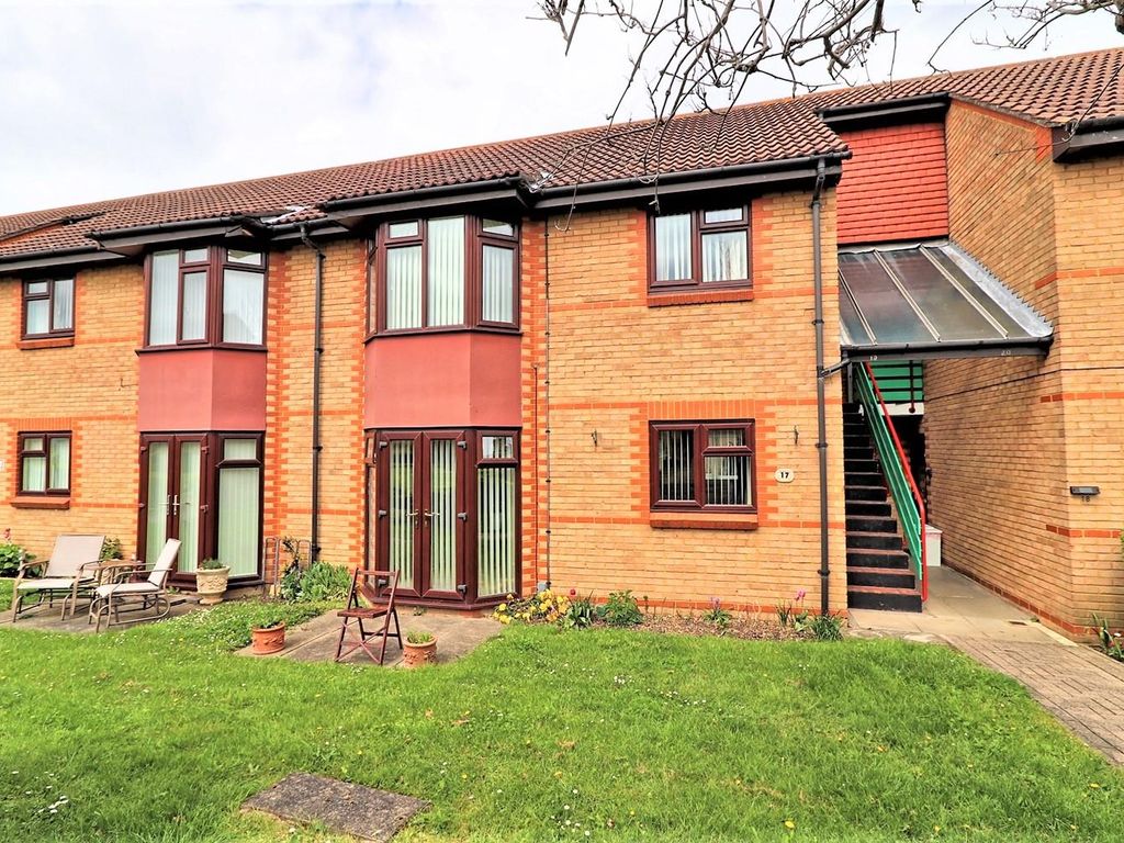 2 bed flat for sale in Brackendale Court, Pitsea, Basildon SS13, £