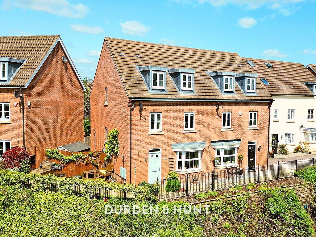 4 bed semidetached house for sale in Victoria Road, Ongar CM5 Zoopla