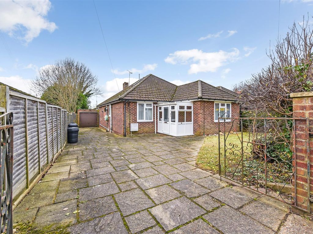3 bed detached bungalow for sale in Dell Road, Andover SP10, £399,950