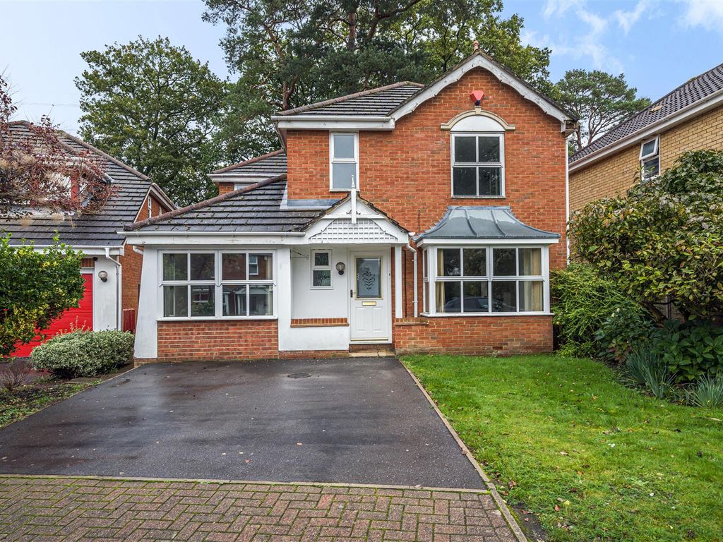 4 bed property to rent in Heathside Park, Camberley GU15, £2,625 pcm