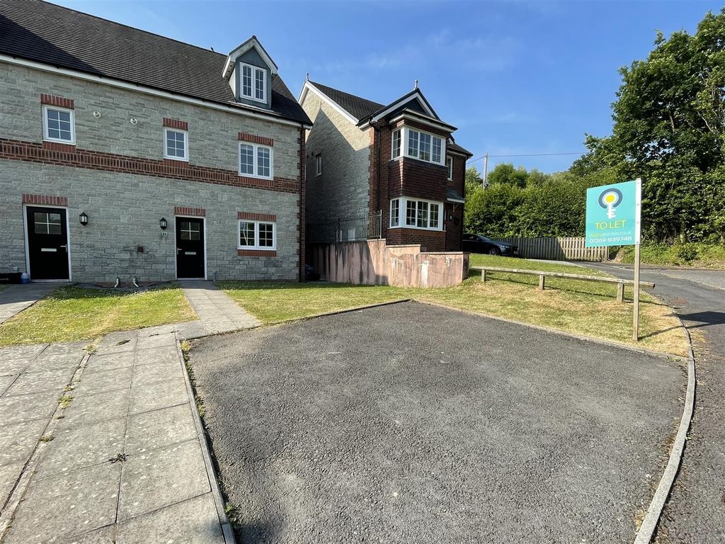 4 bed town house to rent in Parc Yr Hendre, Tycroes, Ammanford SA18