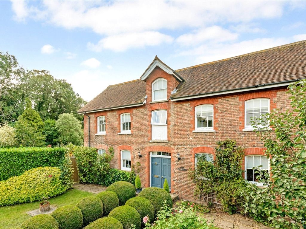 4 bed detached house to rent in Nursery Lane, North Common Road