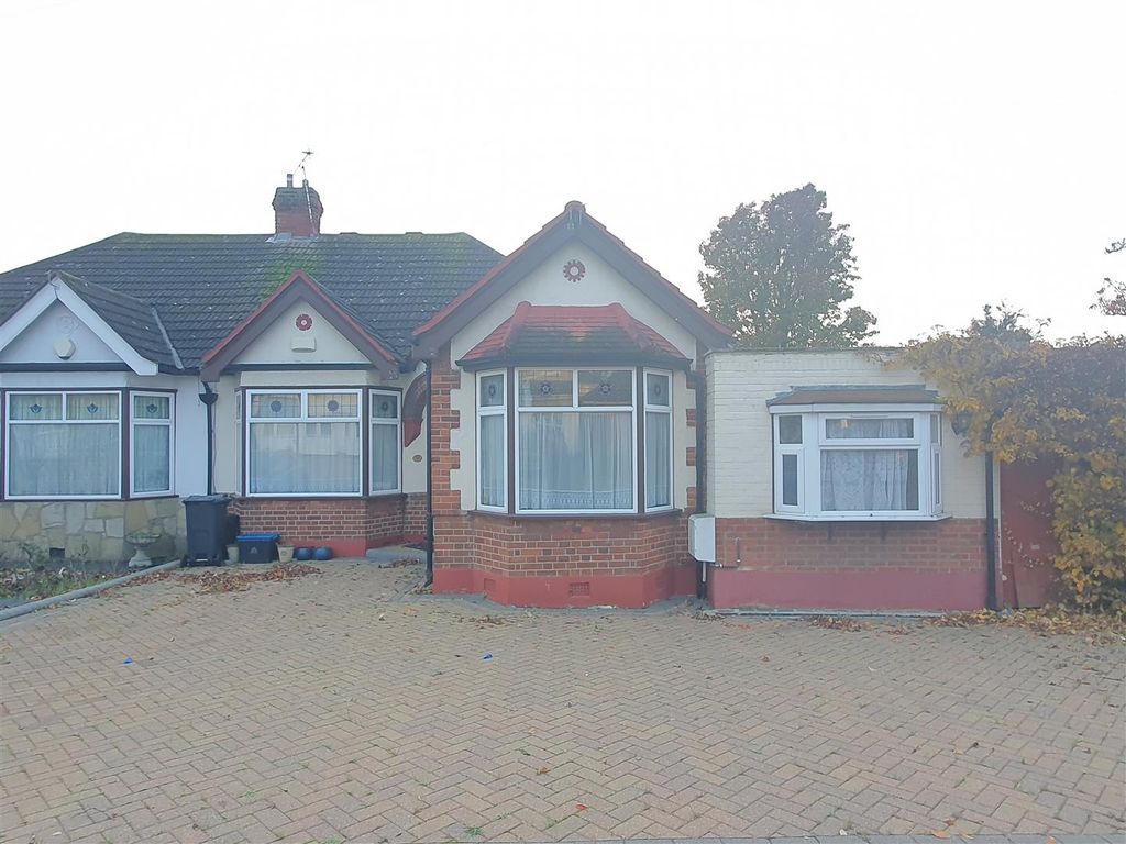 4 bed semidetached bungalow to rent in Falmouth Gardens, Ilford IG4, £