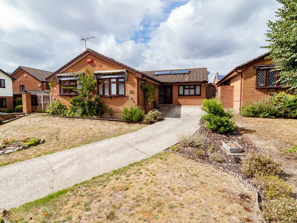 4 bed bungalow to rent in Valley View, Poole BH12, £1,995 pcm Zoopla