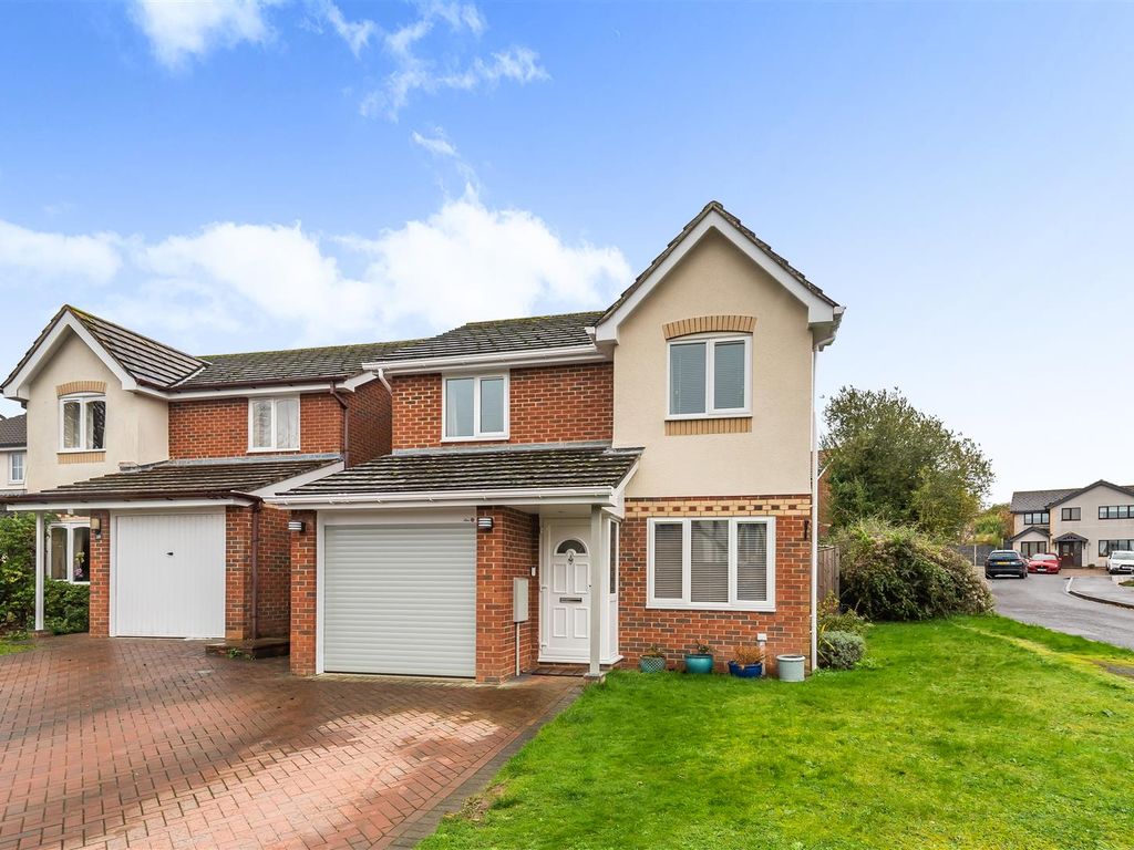 3 bed detached house for sale in Primrose Gardens, Hatch Warren