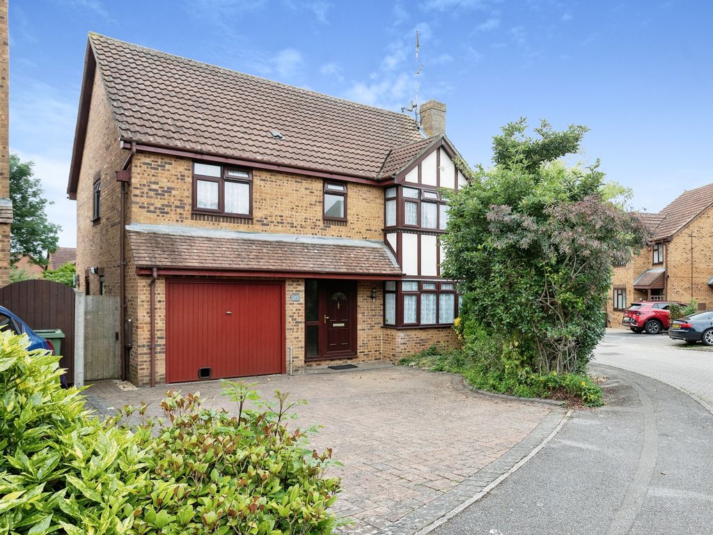 4 bed detached house for sale in Chalfont Close, Bradville, Milton
