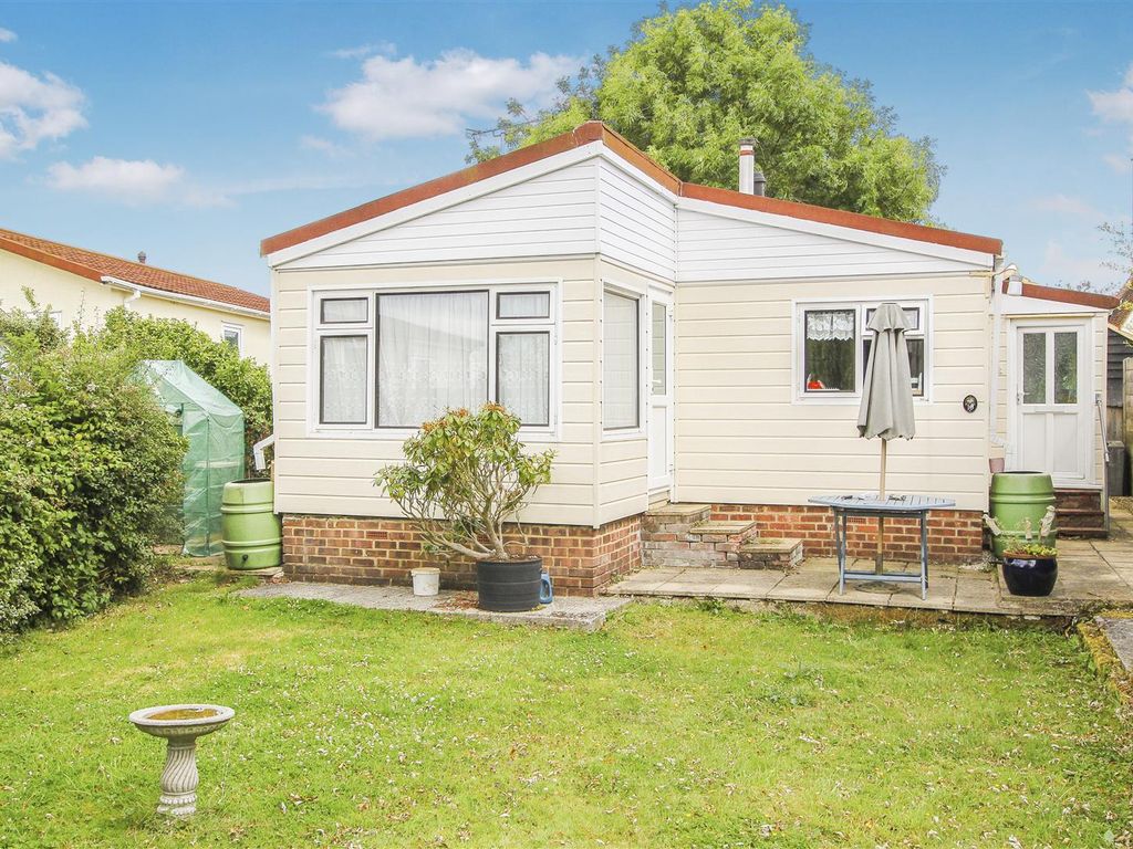 3 bed mobile/park home for sale in Elm Court Park, Chelmsford Road