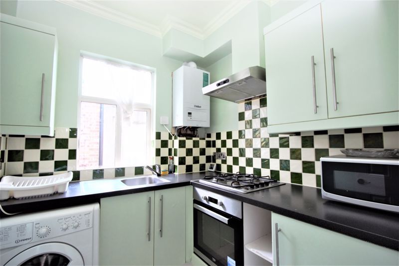 2 bed flat to rent in Westbury Arcade, Westbury Avenue, London N22, £