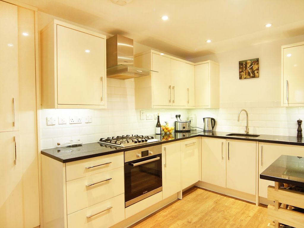 2 bed flat to rent in Stamford Hill, Stoke Newington, London N16, £