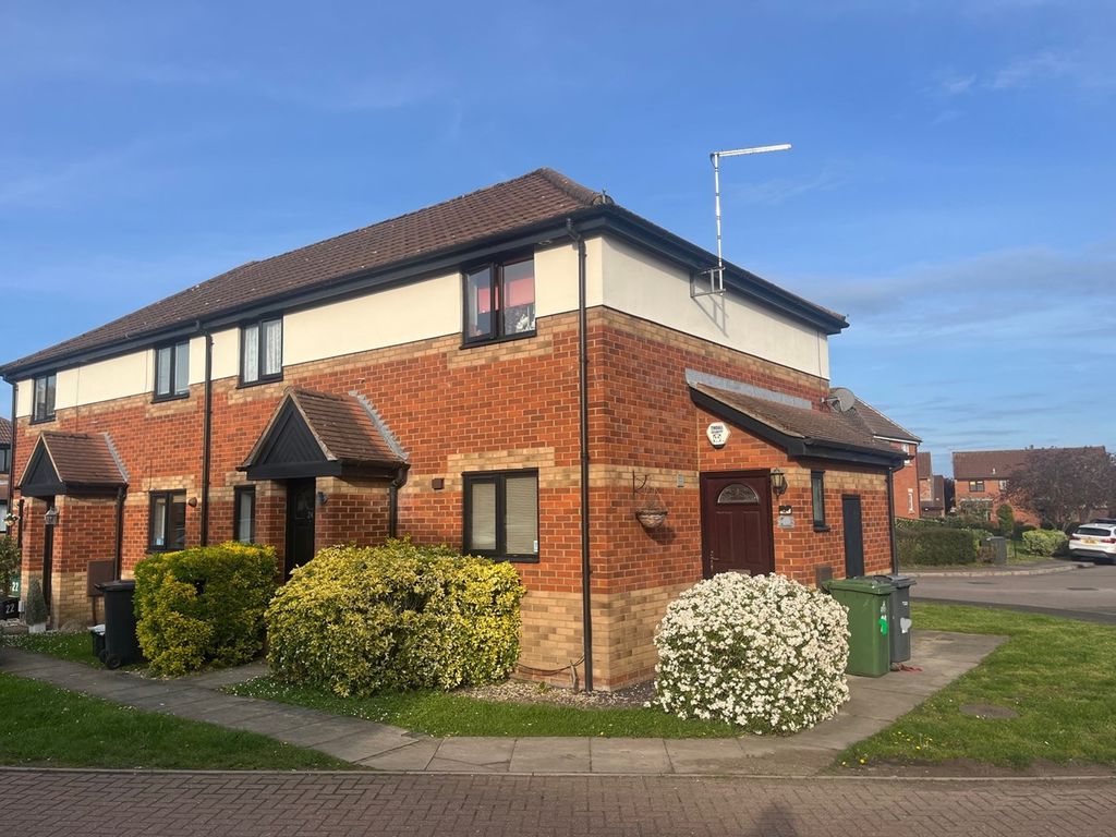 2 bed to rent in Hollybush Way, Cheshunt, Waltham Cross EN7