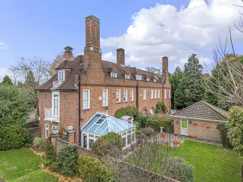 Rosslyn Park, Weybridge KT13  