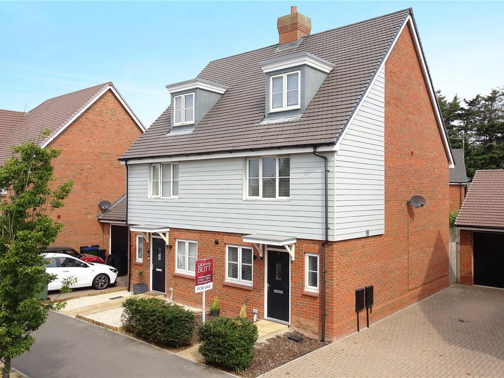 3 bed semidetached house for sale in Hornbeam Avenue, Angmering, West