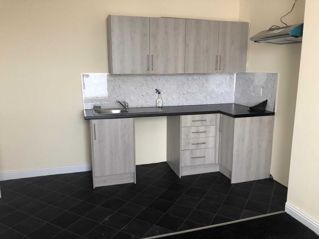 1 bed flat to rent in Batley Road, Heckmondwike WF16, £500 pcm Zoopla