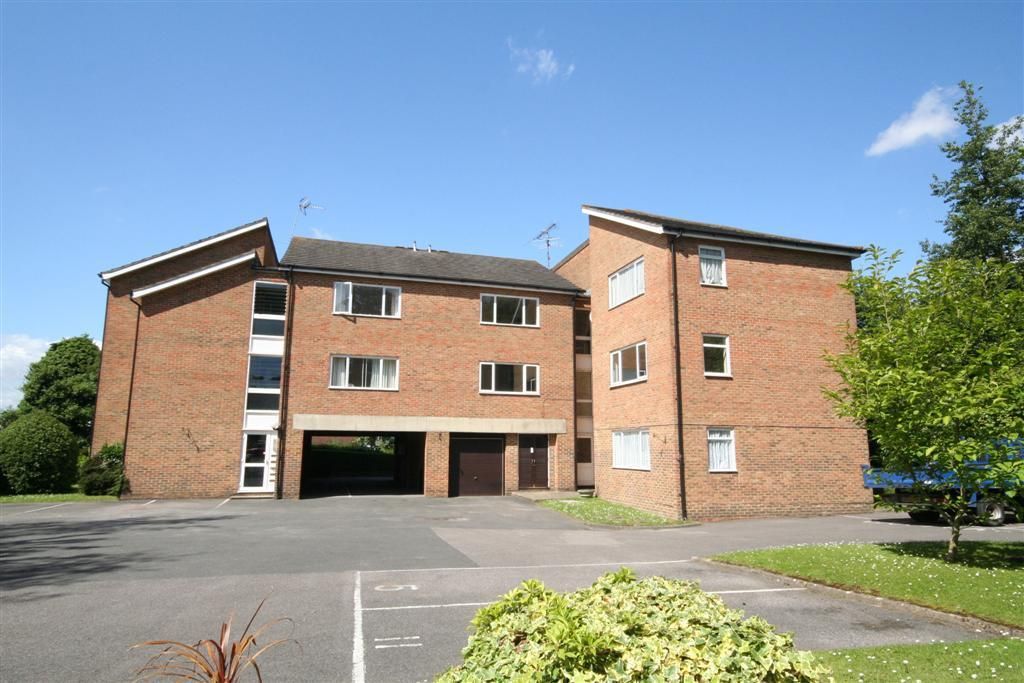 2 bed flat to rent in Clair Court, Perrymount Road, Haywards Heath RH16