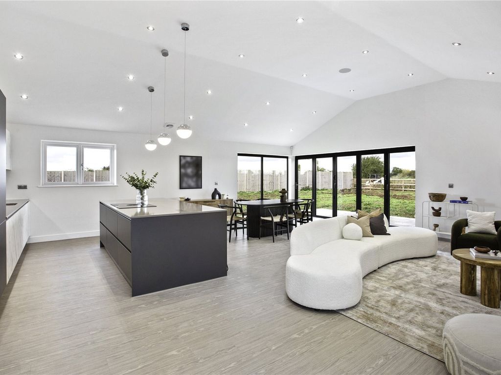 New home, 3 bed bungalow for sale in Greyhound Grove, Upminster RM14, £