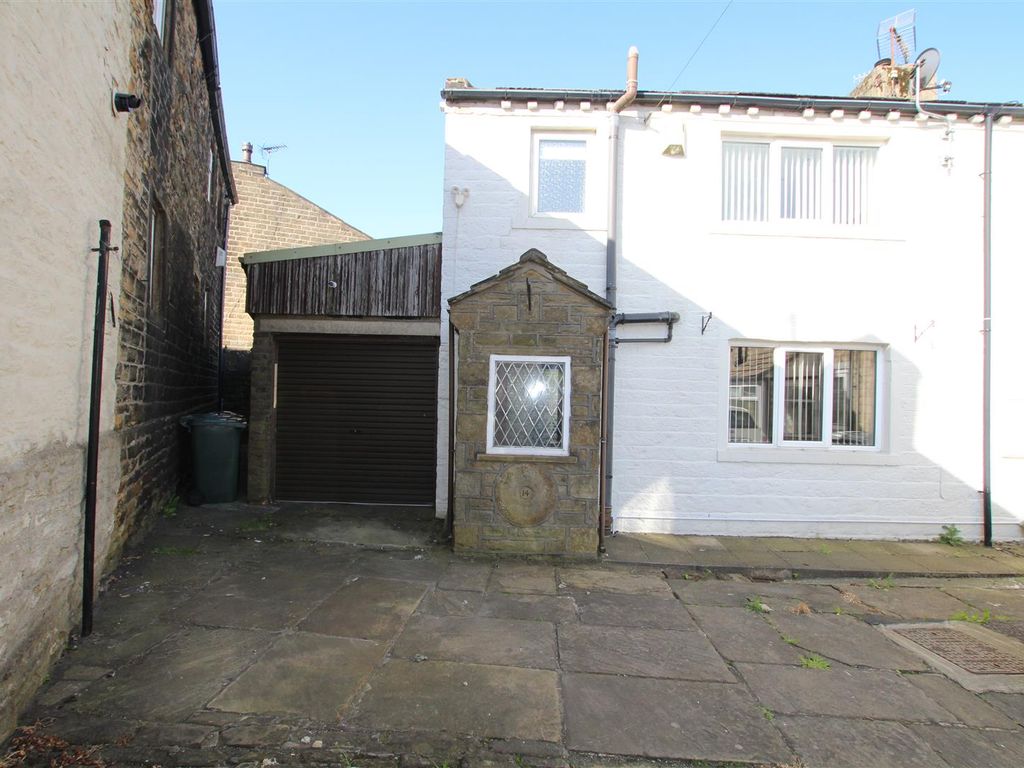 2 bed terraced house to rent in Lodge Gate, Denholme, Bradford BD13