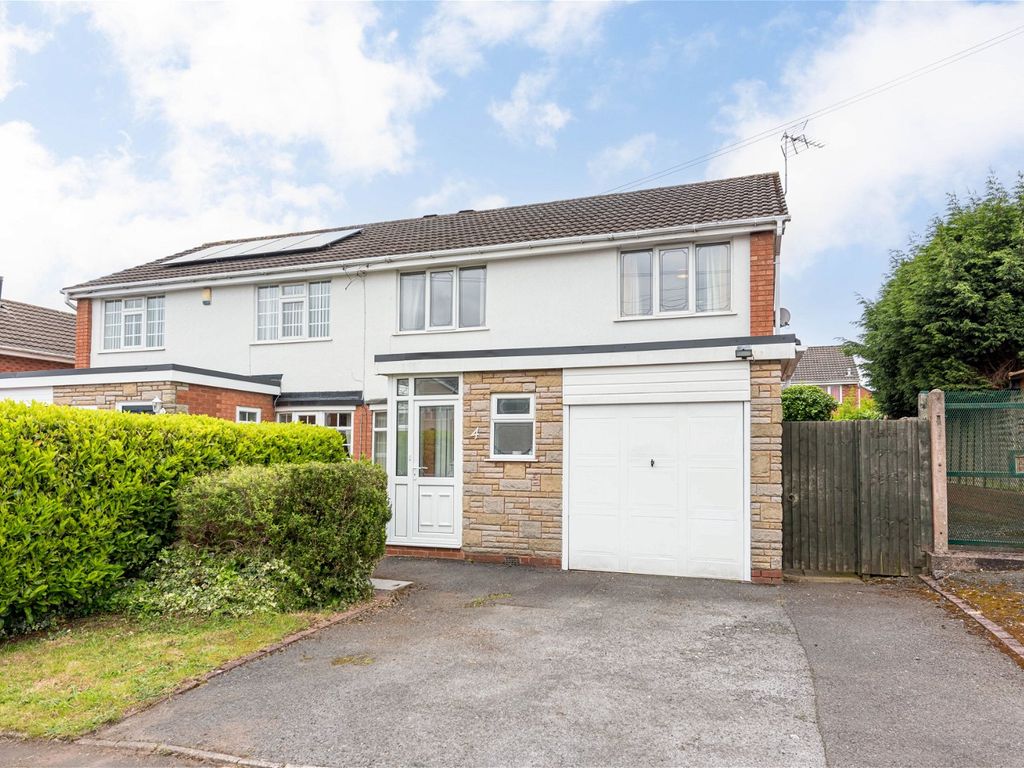 4 bed semidetached house for sale in Blackthorne Avenue, Chasetown