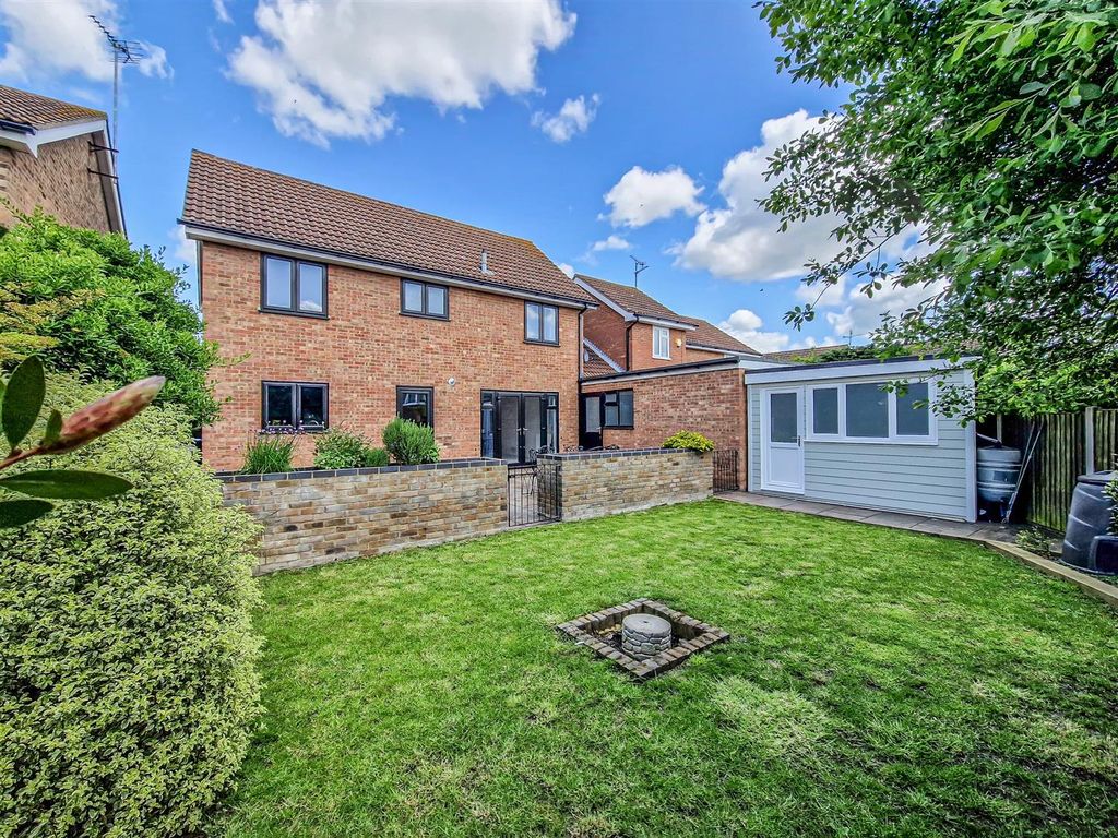 4 bed link detached house for sale in Green Lane, Eastwood, LeighOn